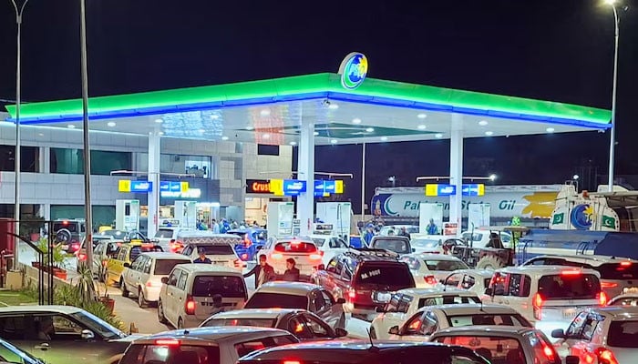 Pakistan Cuts Petrol and Diesel Prices by Rs5
