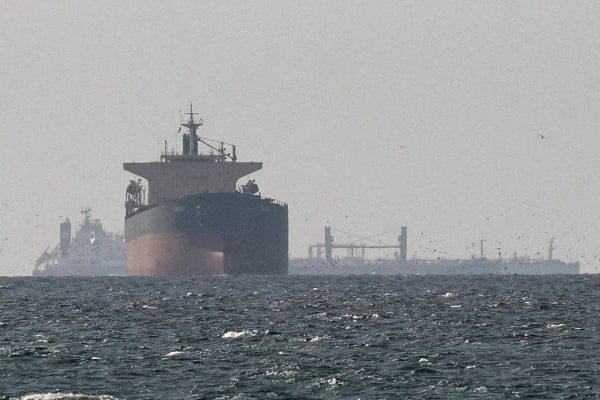 Oil Tumbles 4% as US-Iran Peace Deal Reopens Hormuz