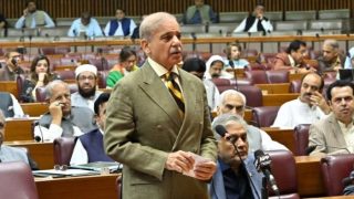 Pakistan to Slash Fuel Prices After Oil Retreat
