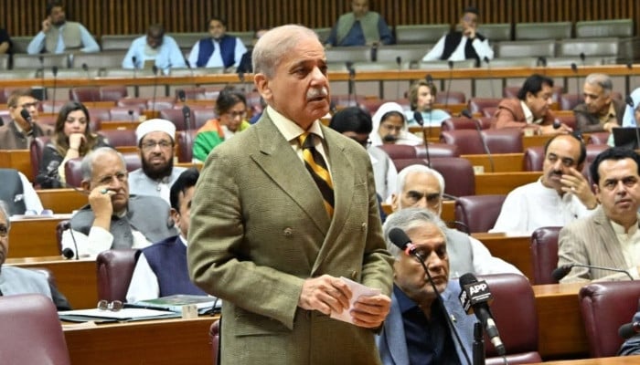 Pakistan to Slash Fuel Prices After Oil Retreat