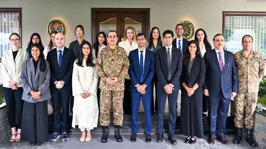 Army Chief Meets Harvard Students in Pakistan