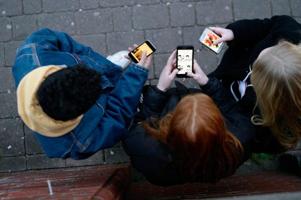 French High Schools Brace for Chaotic Phone Ban Rollout