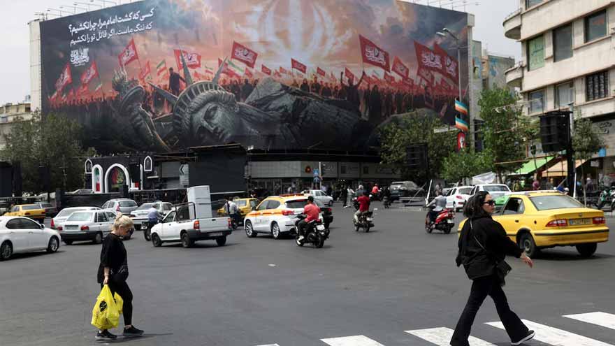 US-Iran Gulf Ceasefire Talks Stall, Hormuz Blocked