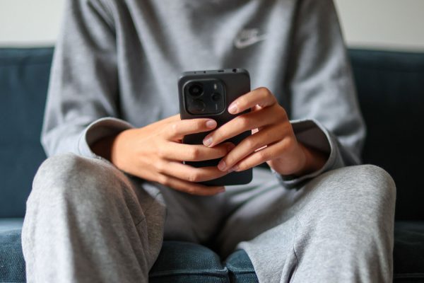 France Revises Under-15 Social Media Ban for EU