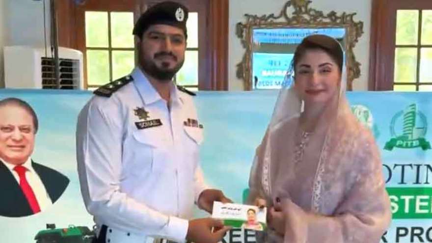 Punjab CM Honours Traffic Warden Who Returned Lost Bag Full of Cash