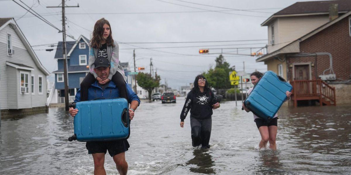 Rare Off-Season Nor'easter Pounds US Northeast, Killing One and Cutting Power to Thousands