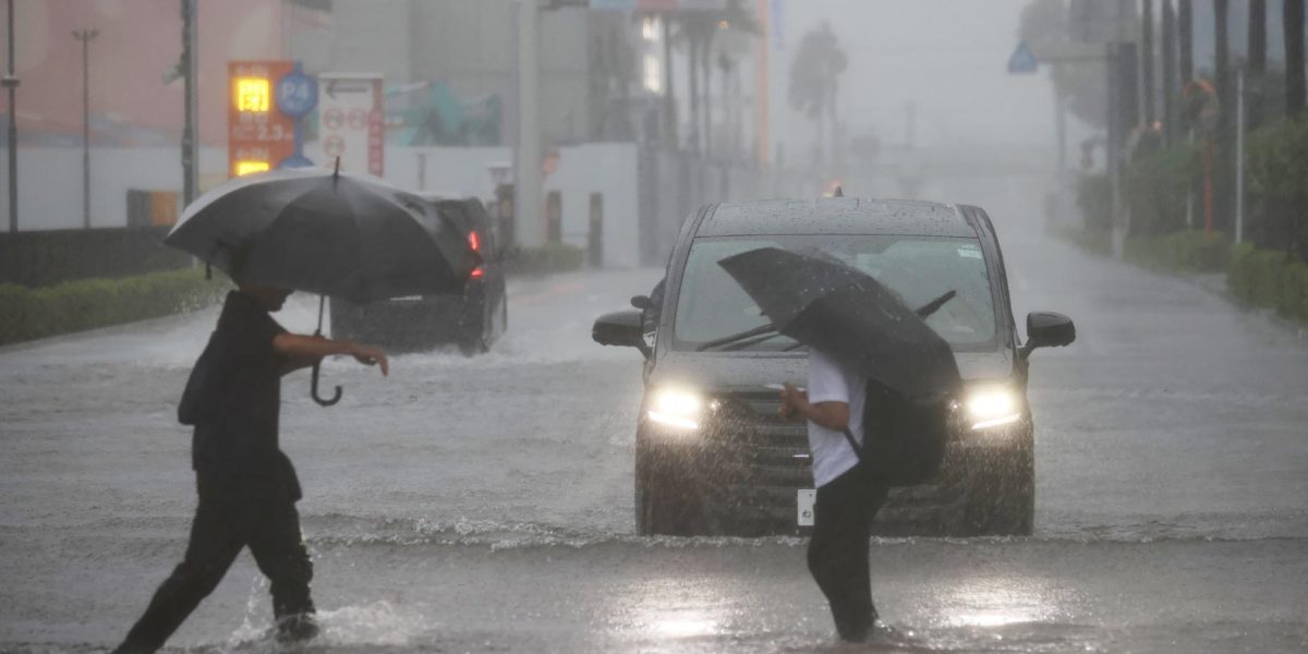 Typhoon Dujuan Kills Four Near Tokyo, 1.6M Evacuated