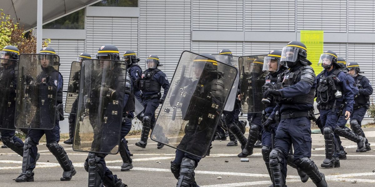 Belfort Police Car Incident During Lycée Protests Triggers Investigation