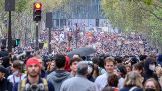 France on Edge: Yellow Vests, Students and Workers Set for October 17 Showdown