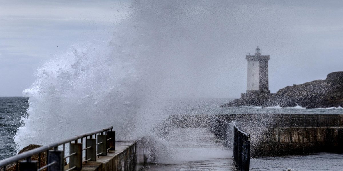 Storm Austen Wreaks Havoc Across France: 161,000 Homes Without Power as 23 Departments Under Orange Alert