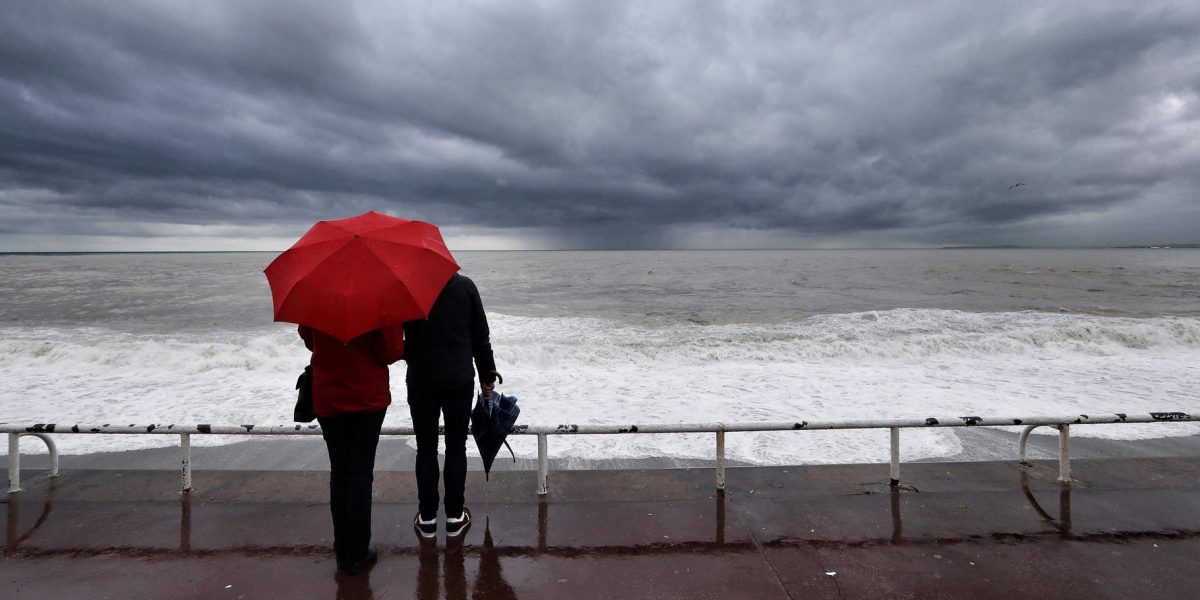 Storm Austen Barrels Toward France: Five Departments on Orange Alert as 130km/h Winds Loom
